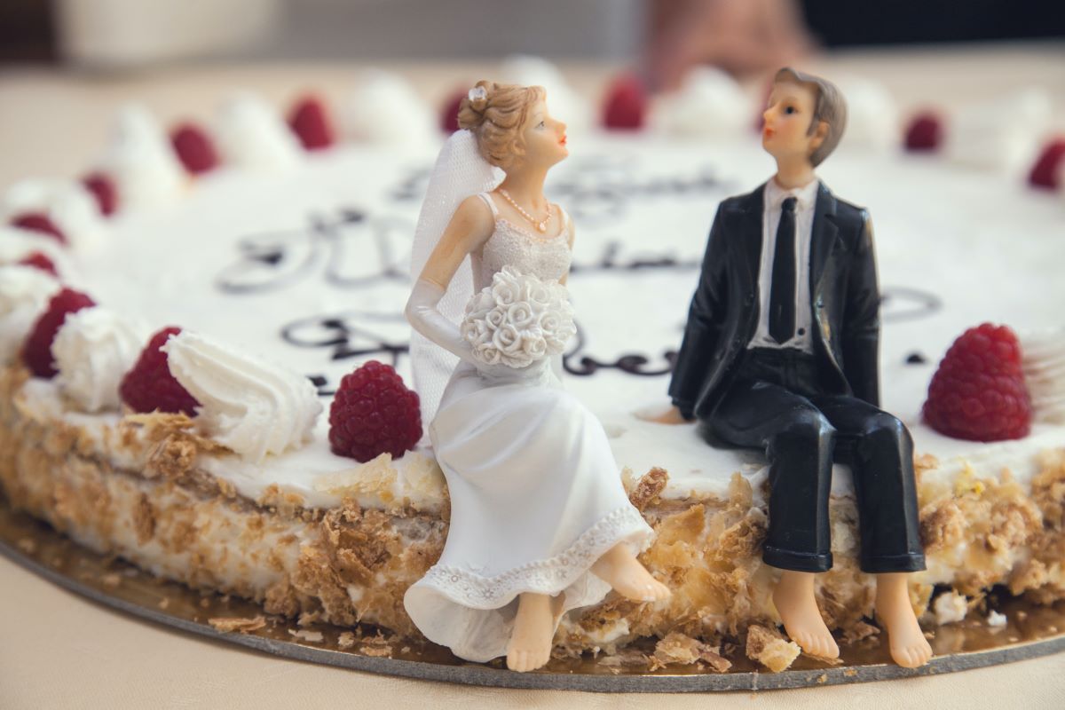 wedding couple figurine on wedding cake